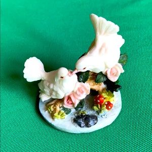 LDT pigeons resin figurine